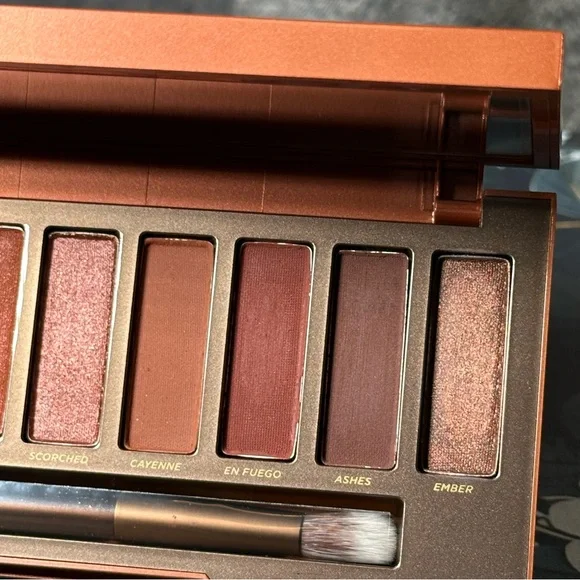 URBAN DECAY COSMETICS NAKED HEAT Pigmented Color Eyeshadow Palette - Picture 5 of 12